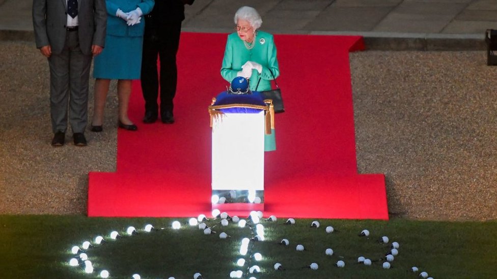 La reina Isabel enciende las luces.