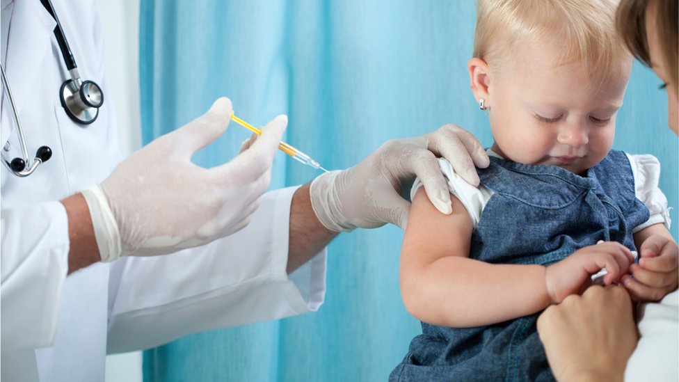 Dete dobija vakcinu