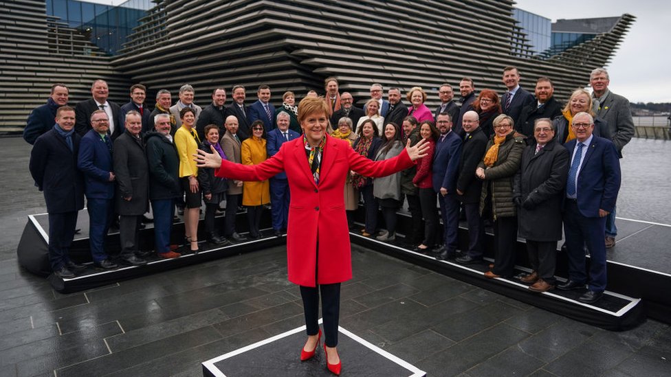 Первый министр Никола Стерджен присоединяется к вновь избранным депутатам SNP для групповой фотографии у музея Виктории и Альберта 14 декабря 2019 года в Данди,