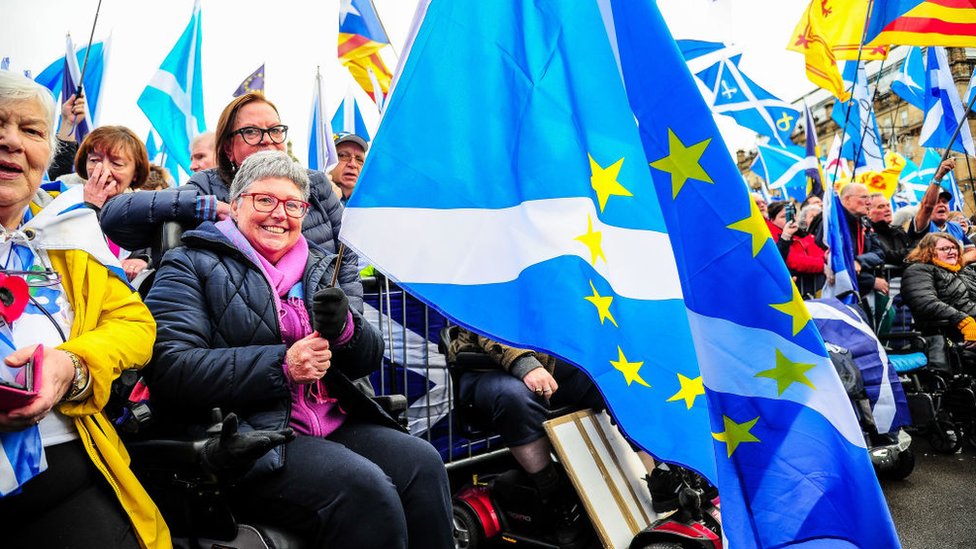أنصار حزب اسكتلندا الوطني يرفعون العلمين الاسكتلندي والاتحاد الأوروبي
