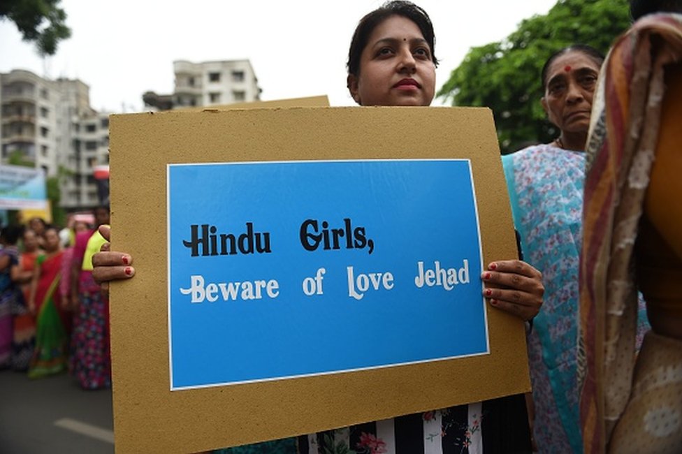 Индийский индус с плакатом принимает участие в митинге против «Love Jihad» в Ахмедабаде 22 июля 2018 года.