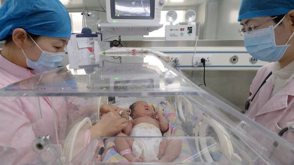 河北省邯鄲市一家醫院的護士在保育箱裏照顧新生兒。