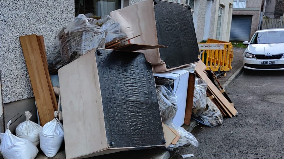 Разрушенная мебель валяется на улице