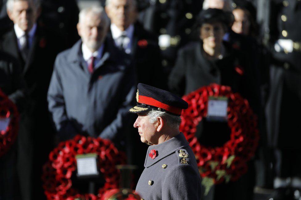 El príncipe Carlos rinde tributo a los caídos.