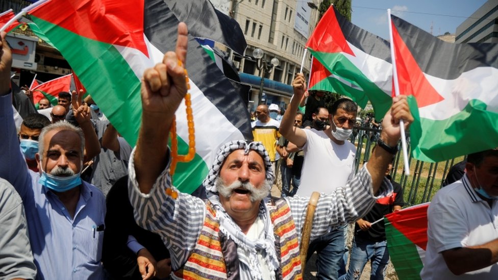 فلسطينيون خرجوا إلى الشارع احتجاجا على قرار الإمارات تطبيع العلاقات مع إسرائيل