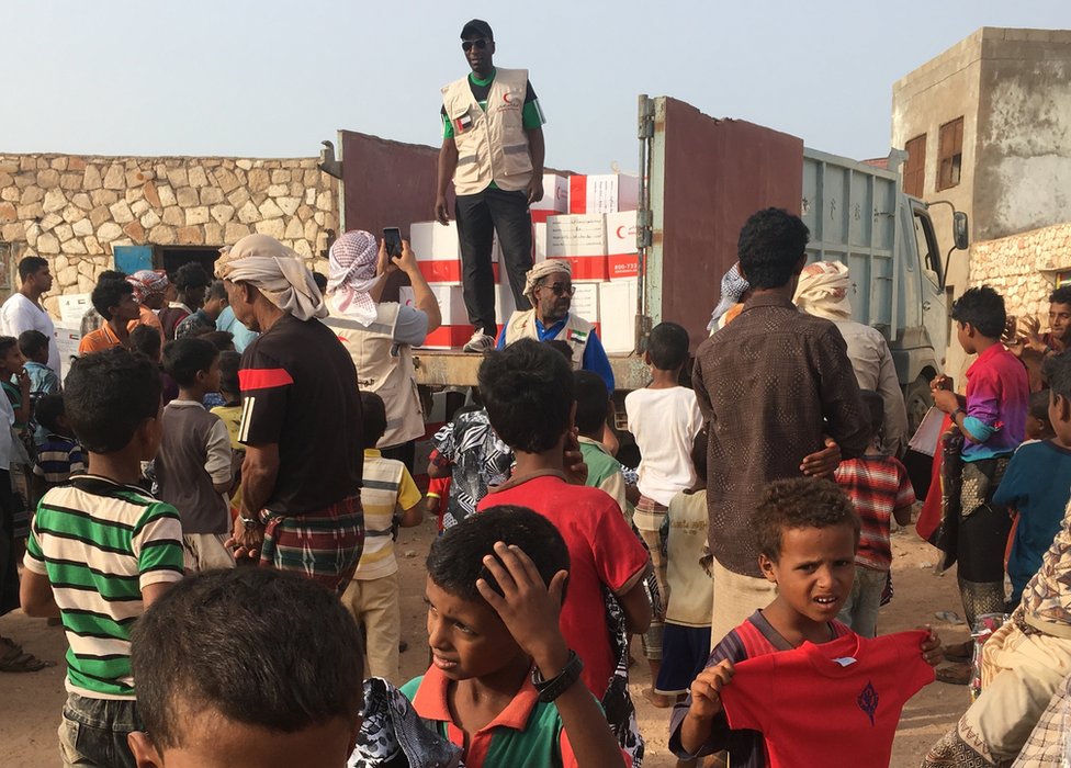 Trabajadores de la Media Luna roja de Emiratos reparten ayuda en Socotra, Yemen.