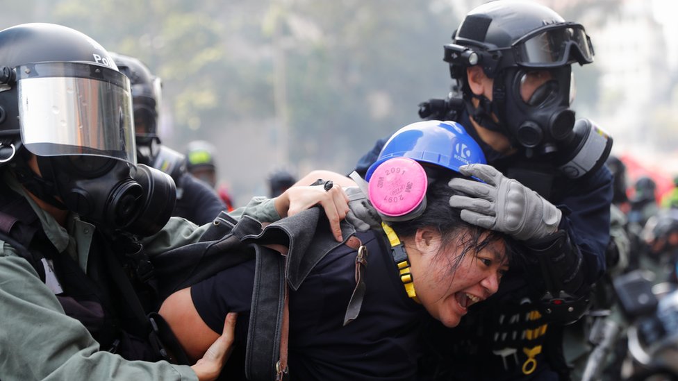 اعتقال متظاهرة في هونغ كونغ