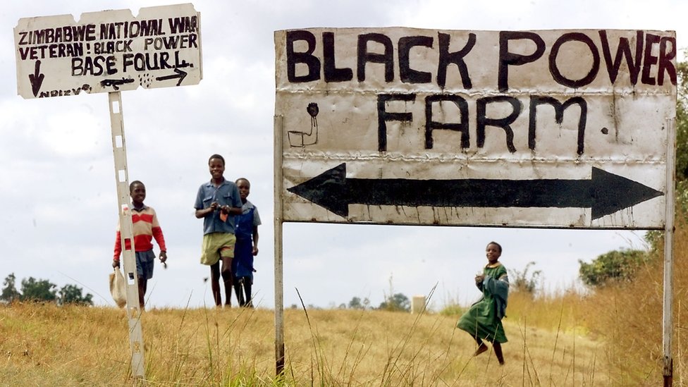 вход на оккупированную ферму в Зимбабве в 2000 году