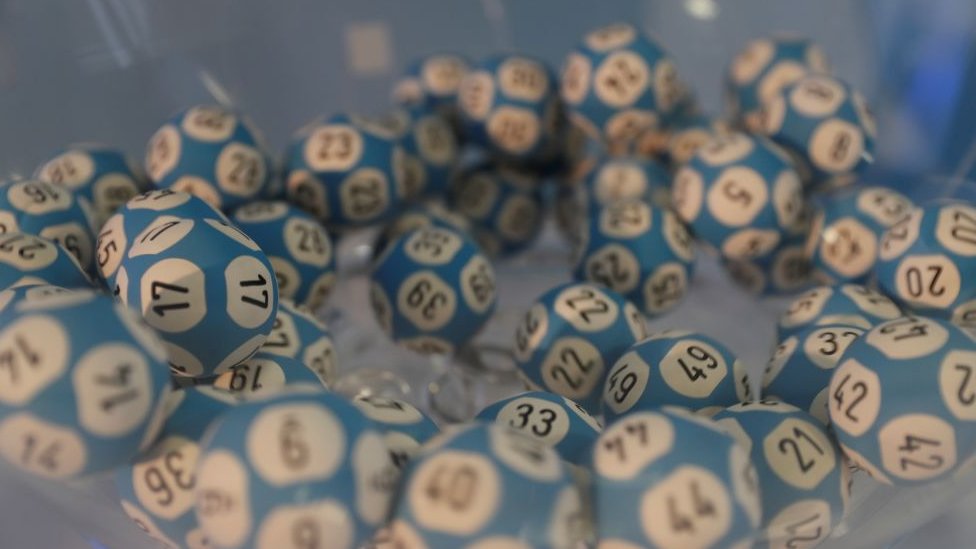 Los Fink compartirán el premio gordo de CAN$16,3 millones con la persona afortunada que compró un boleto en Ontario, Canadá. Lotería