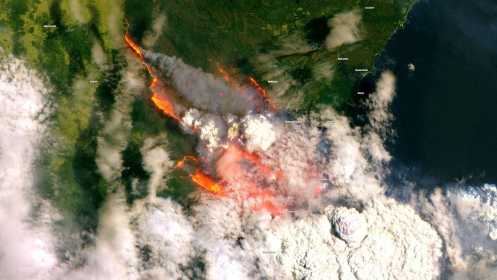Спутниковый снимок Бэйтманс-Бэй, Новый Южный Уэльс, показывает дым и огонь от лесных пожаров