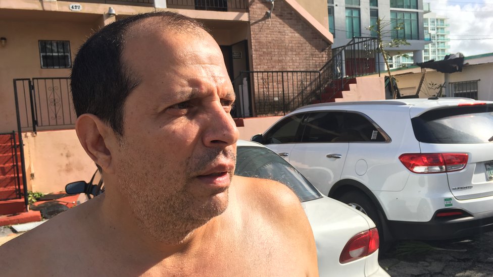 Eddie González vio cómo el techo de su vecino echaba a volar. Eddie González