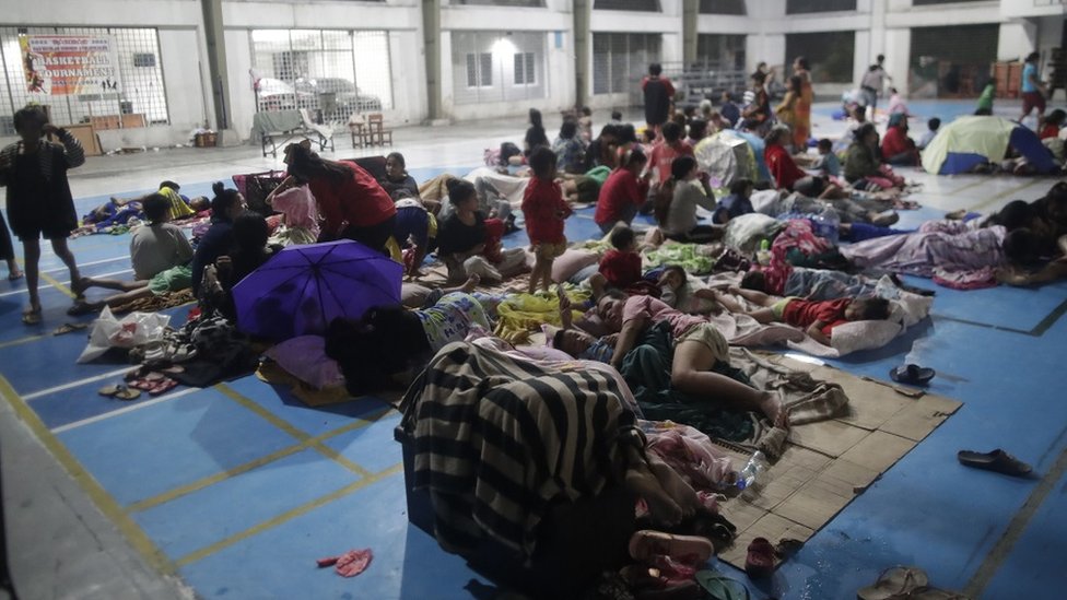 Evakuisani se odmaraju u gimnastičkoj sali koja je pretvorena u privremeno sklonište u centru Manile