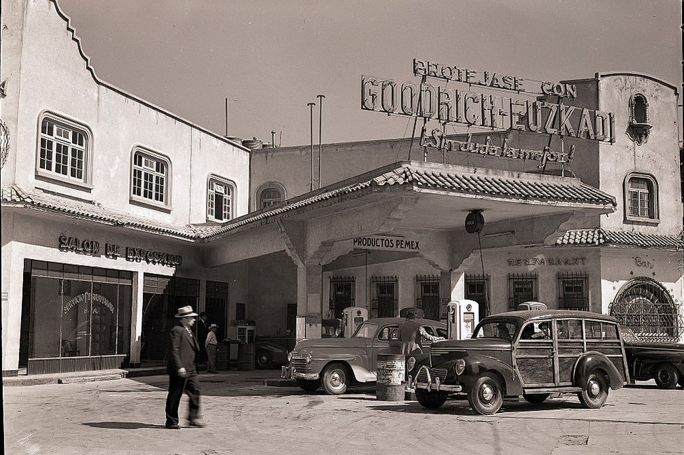 Coches en una estación de servicio de Ciudad de México en la década de 1940.