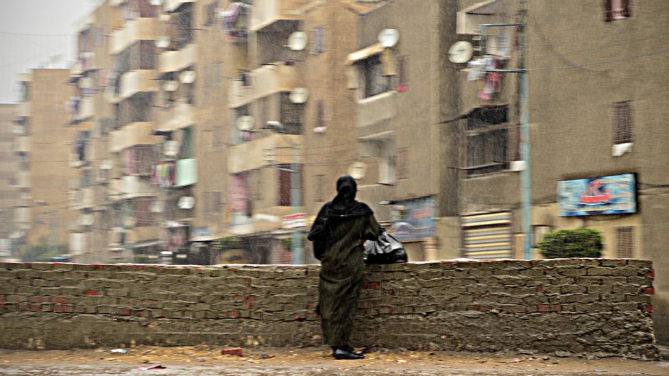 صورة لسيدة في شارع مصري