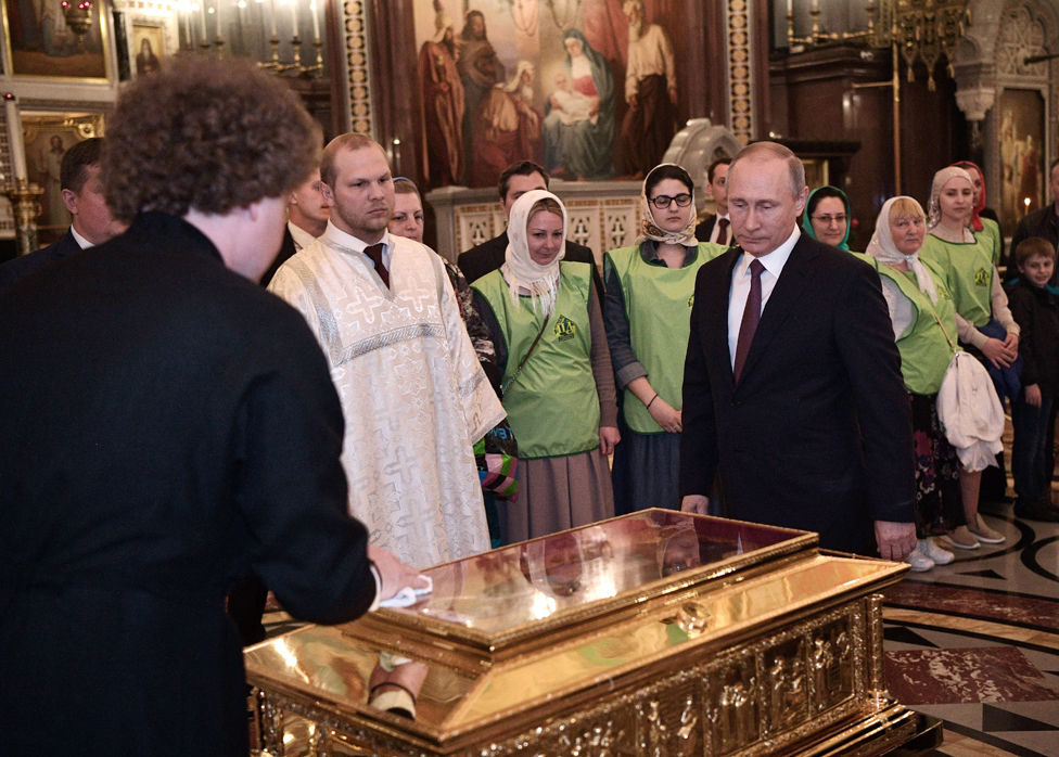 Parece que el presidente Vladimir Putin también cree en los milagros. El presidente Vladimir Putin acercándose al arca de cristal.