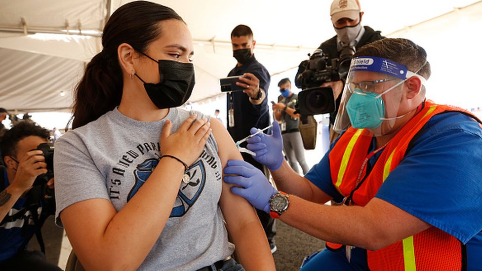 Mulher recebe vacina contra coronavírus em Los Angeles
