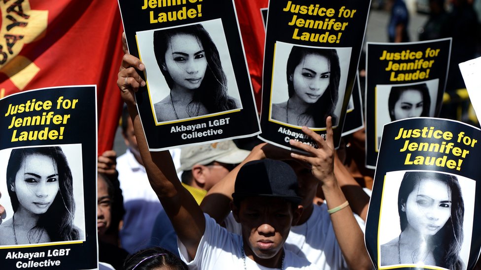 Сторонники покойной Дженнифер Лауд держат ее изображение во время акции протеста возле филиппинского суда в Олонгапо, к северу от Манилы, 23 февраля 2015 г.