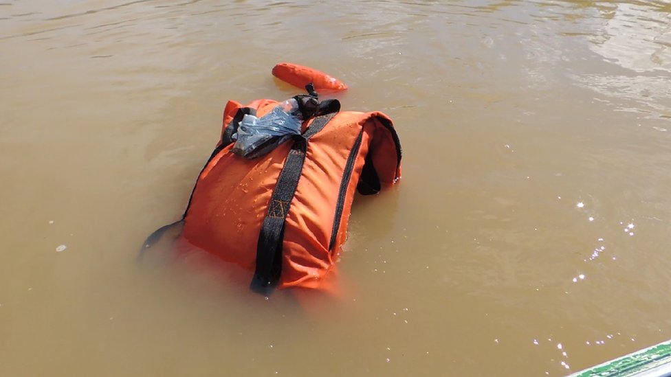 Cuerpo dummy flotando en el rio
