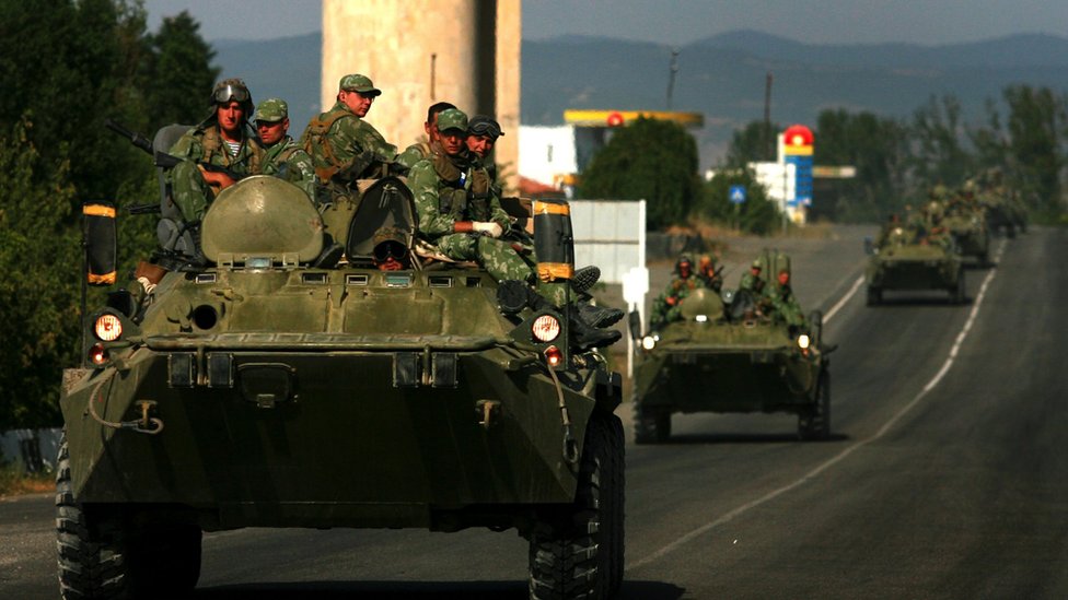 Ruski vojnici sede na oklopnim vozilima u koloni u Gruziji 19. avgusta 2008.