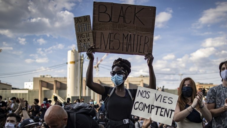 Pengunjuk rasa mengangkat spanduk bertuliskan Black Lives Matter, atau nyawa orang kulit hitam penting, dalam demonstrasi di Paris, Prancis