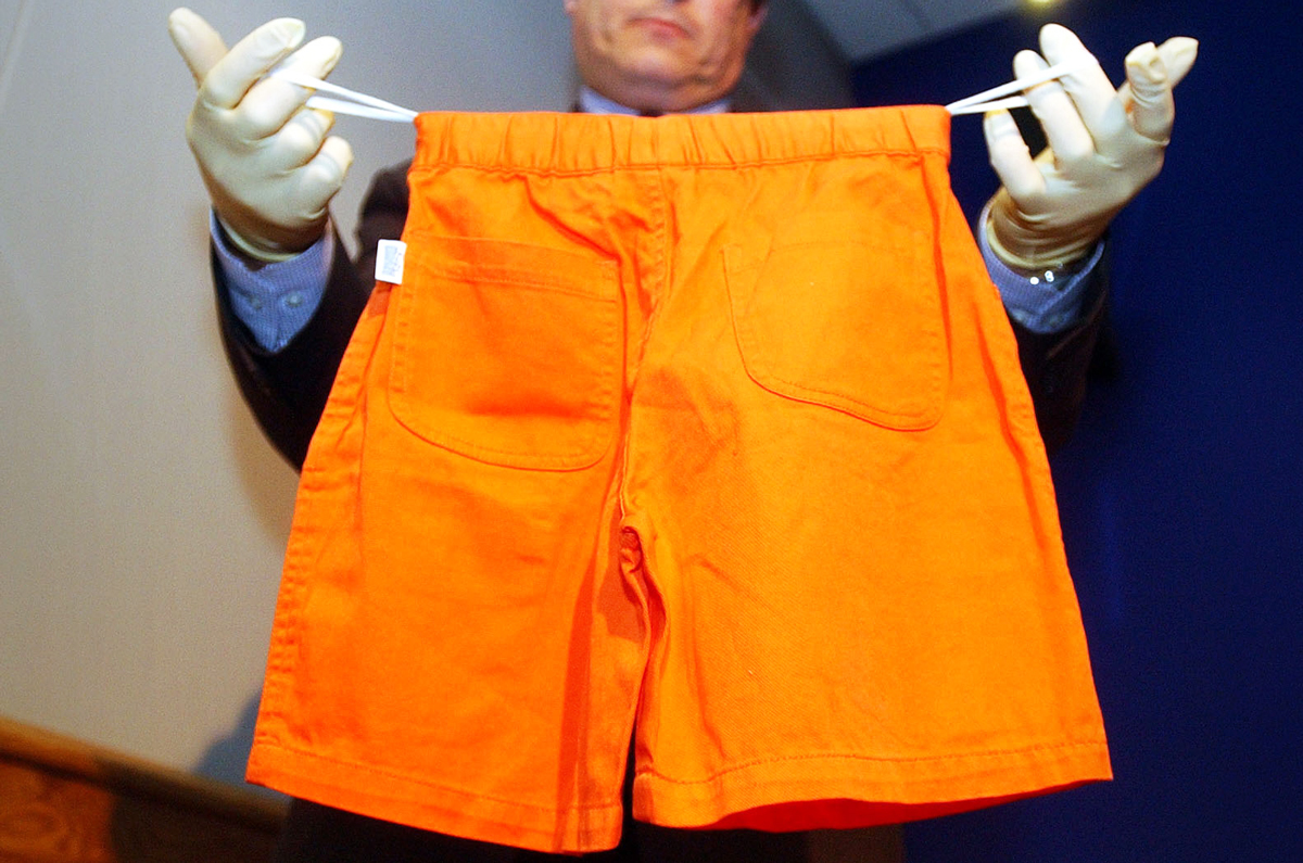 La policía mostró un par de pantalones cortos similares a los encontrados en el torso de Adam.