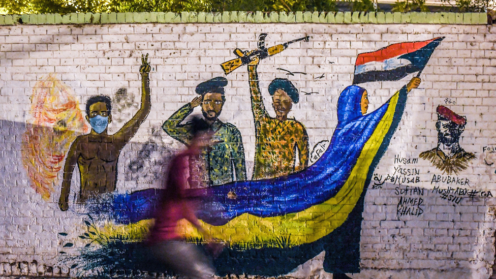 غرافيتي يصور الجنود يقفون إلى جانب المتظاهرين، الخرطوم