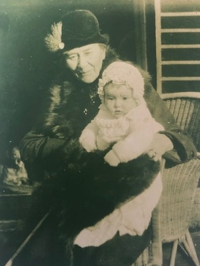 Alice Liddell con su nieta Mary Jean St Clair.
