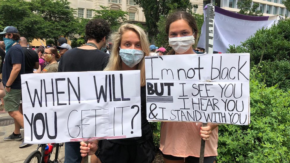 Сестры Сарина Лекрой, 20 лет, и Грейс Лекрой, 16 лет, на акции протеста в Вашингтоне