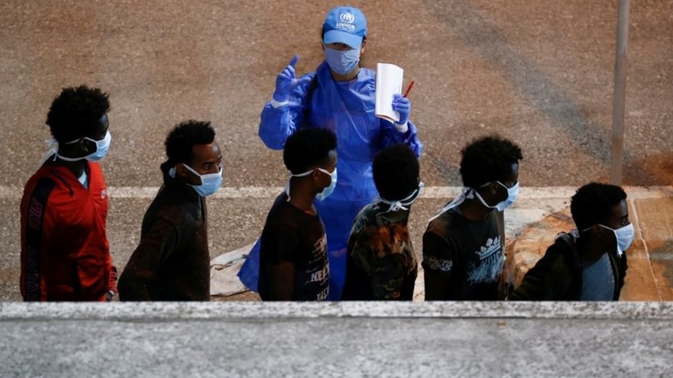 Спасенных мигрантов проверяет сотрудник Управления Верховного комиссара ООН по делам беженцев (УВКБ ООН)