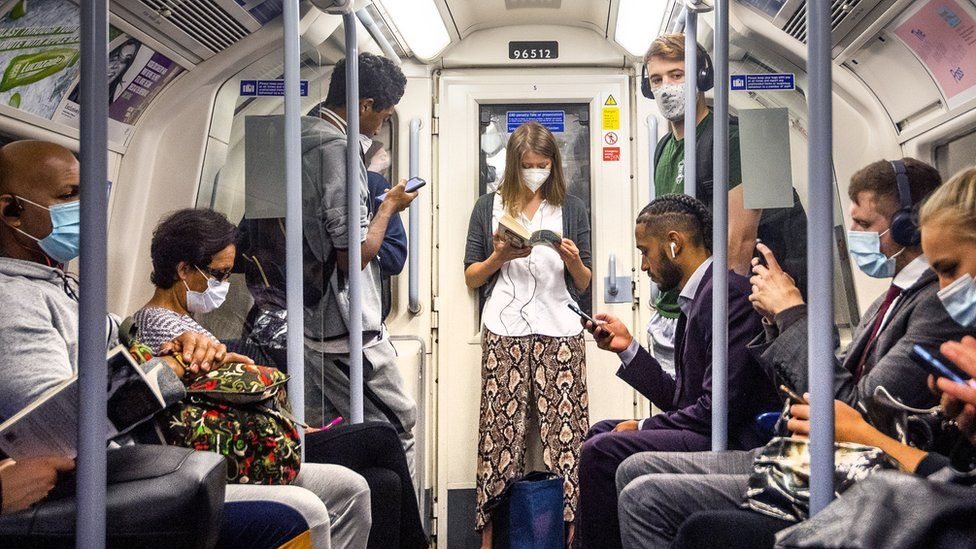 Gente en el metro de Londres