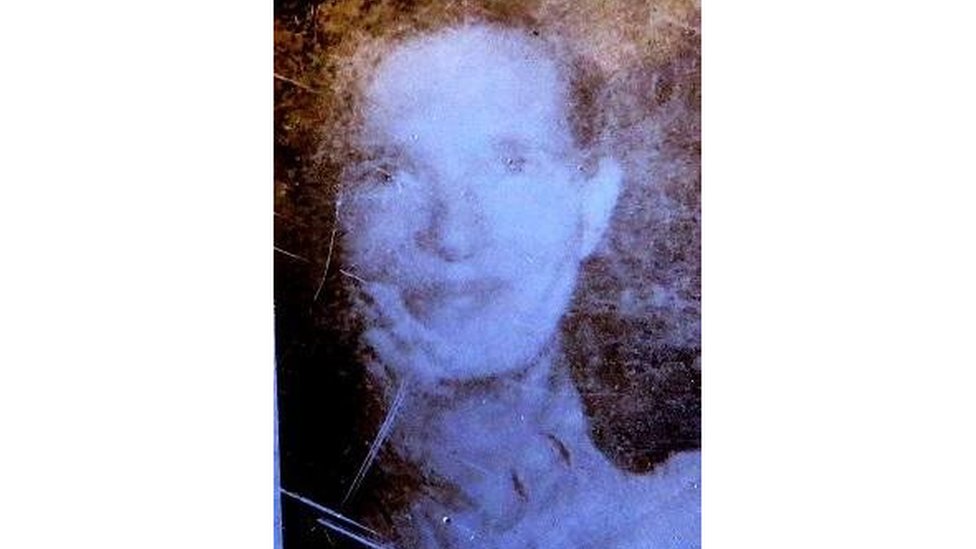 Los investigadores contaban con una vieja foto de una identificación de Flora Stevens de la época en que desapareció. (Foto: Condado Sullivan) Foto de Flora Sullivan de 1975 Foto: Condado Sullivan