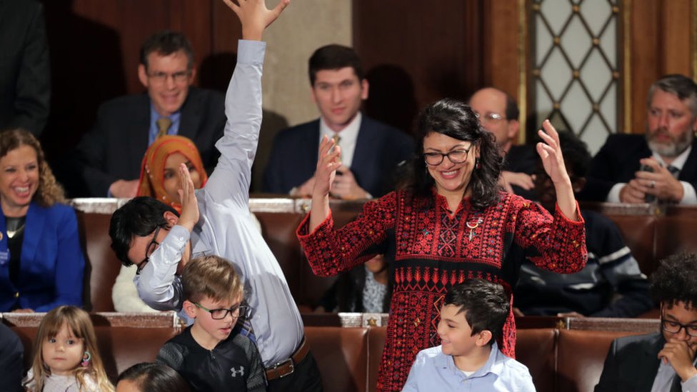 Tlaib tertawa saat satu dari empat anak melakukan gerakan dabbing, gerakan menyelipkan kepala ke dalam lekuk tangan, setelah ia memberikan suara untuk Pelosi