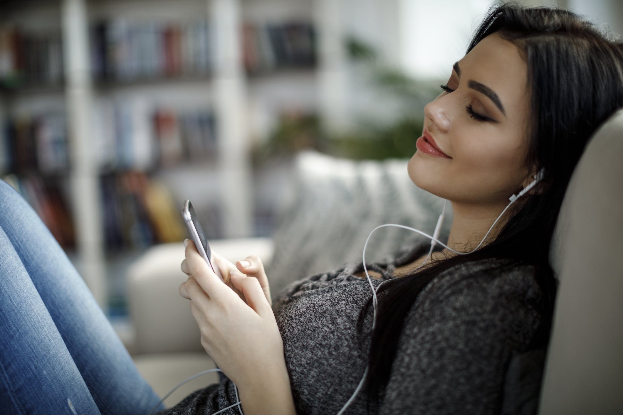 فتاة تلتزم غرفتها وتسمع الموسيقا