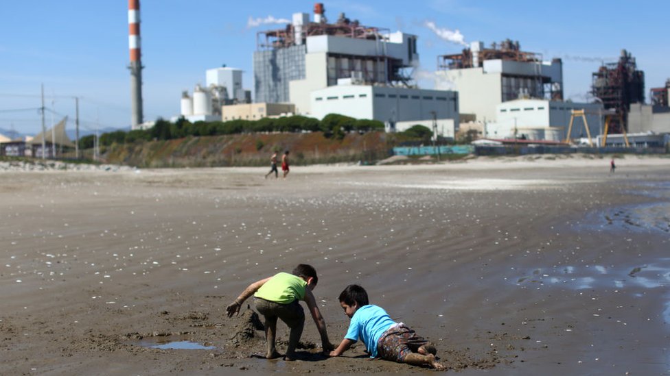 Unos niños juegan en la playa de Ventanas.