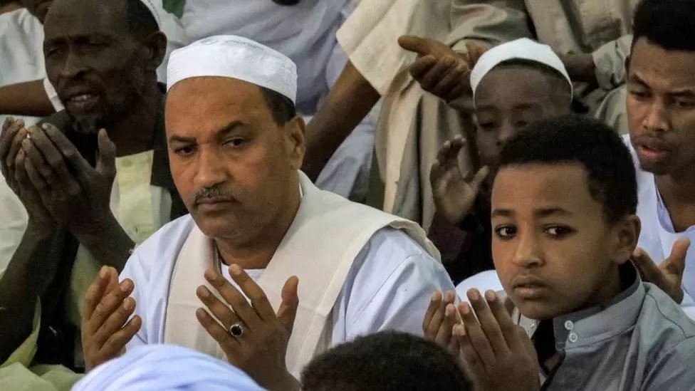 اشتباكات السودان: حروب الشوارع تبدد الآمال في وقف إطلاق النار خلال العيد 1 مسلمون يصلون