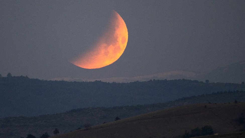 La superluna de sangre poniéndose en la República de Macedonia del Norte.
