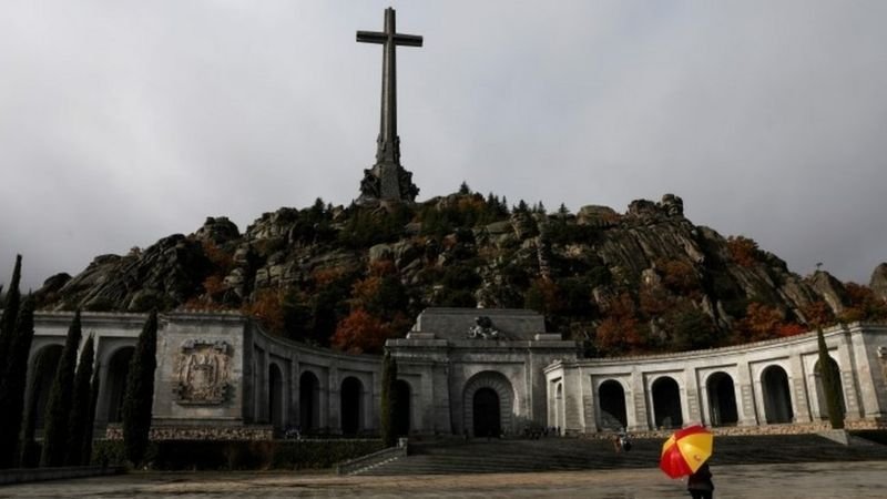 Franco'nun cenazesi kırk yıla yakın süre sonra geçen yıl gömüldüğü anıt mezardan mahkeme kararıyla çıkarılmıştı
