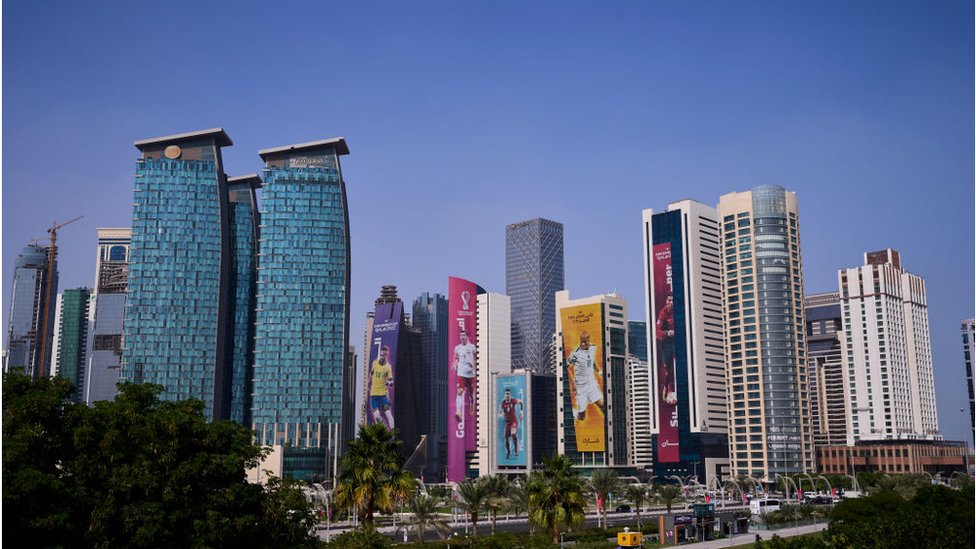 Los edificios en Doha lucen imágenes de jugadores en sus fachadas.