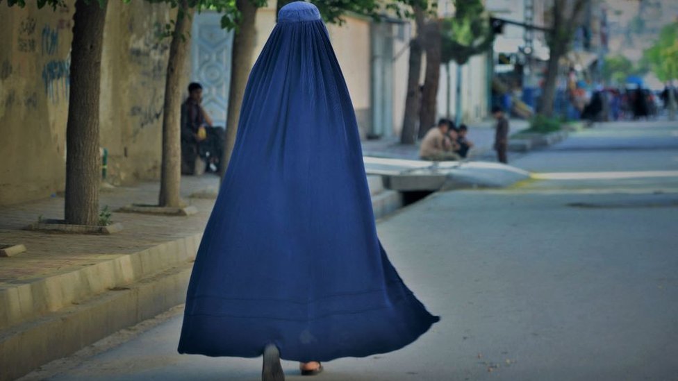 امرأة تمشي في الشارع في كابول في مايو 2022 (صورة أرشيفية)