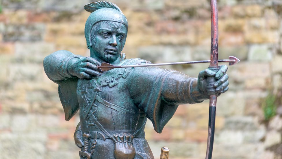 El Bosque de Sherwood, en donde transcurre la historia de Robin Hood, también pertenecía al rey. Estatua de Robin Hood.