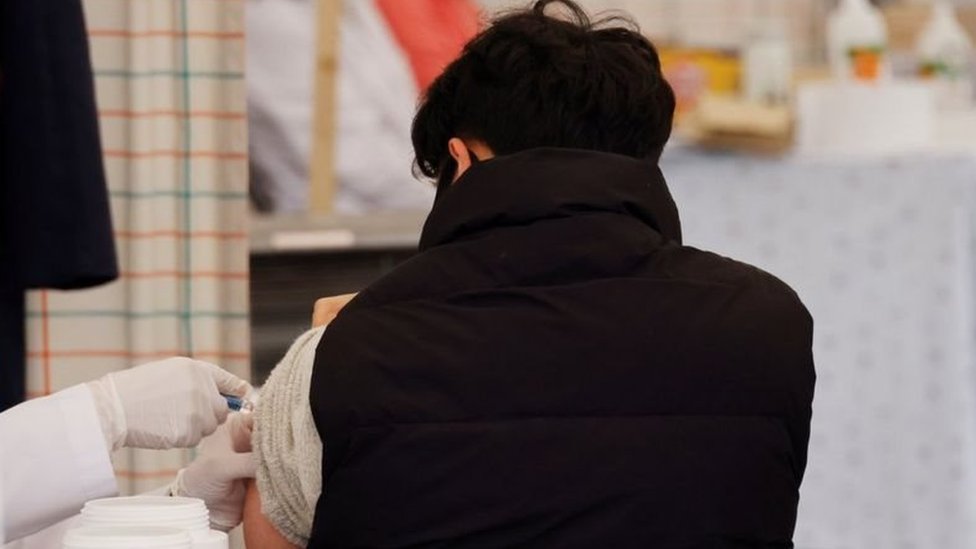 Güney Kore'de grip aşısı olan bir kişi