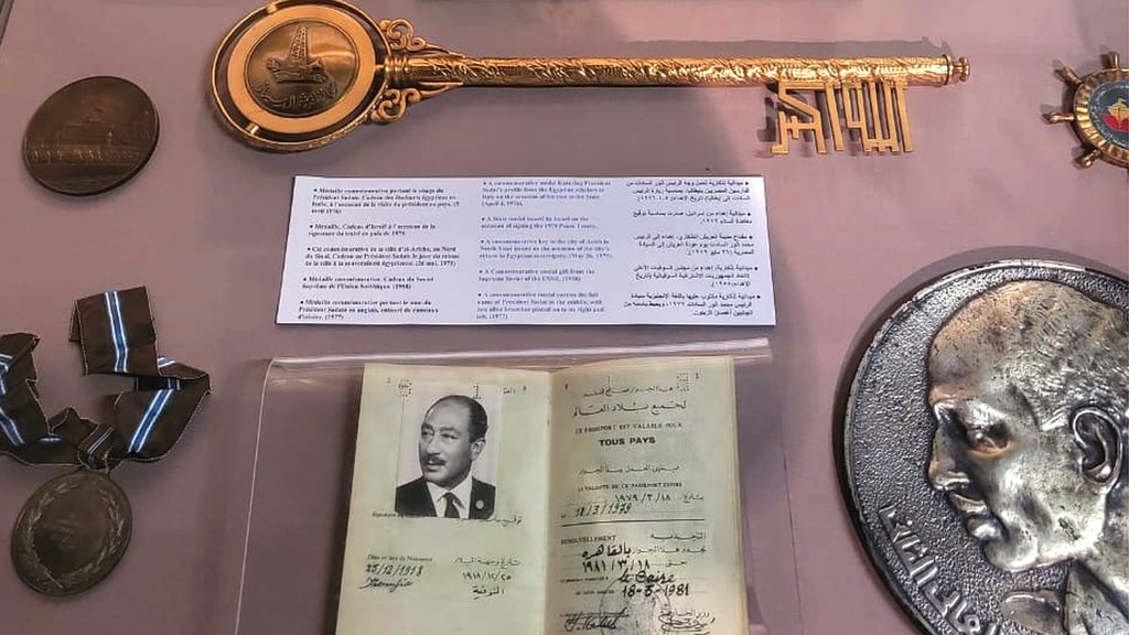 تضم المقتنيات أيضا مفتاحُ مدينة العريش التذكاري بعد عودتها إلى السيادة المصرية في عام 1979.