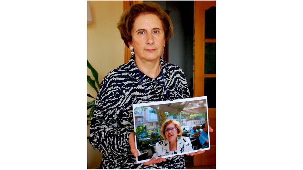 Розана Кастильо держит фотографию своей матери
