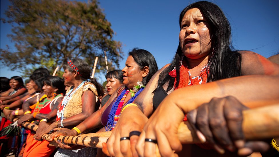 Женщины из числа коренного населения, принадлежащие к разным этническим группам, участвуют в Марше женщин из числа коренных народов в Бразилиа