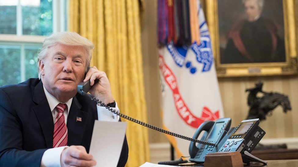 Президент США Дональд Трамп разговаривает по телефону в овальном кабинете