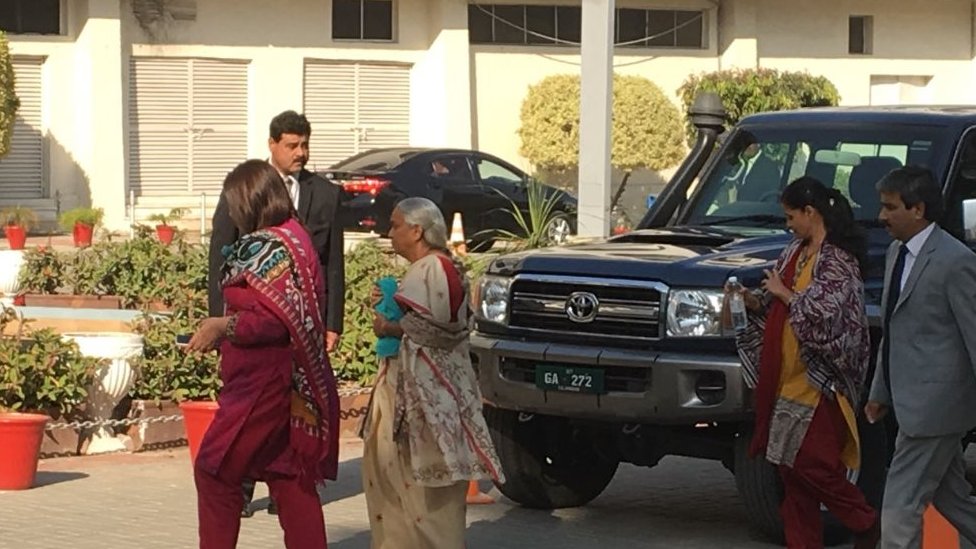 Семья Кульбушана Джадхава прибыла в Исламабад под строгой охраной
