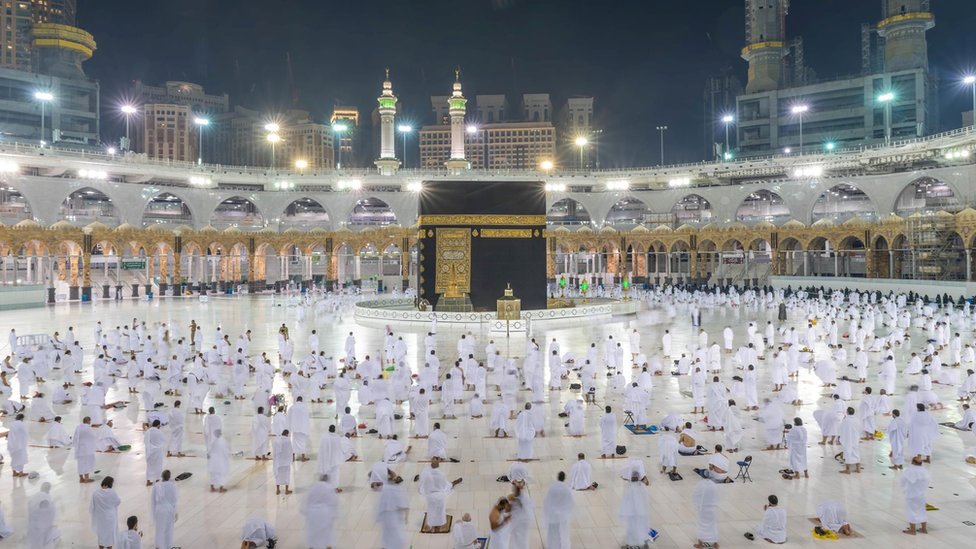 2020年11月1日，在麥加大清真寺內朝覲（ Umrah）的穆斯林遵守防控疫情規定保持距離。