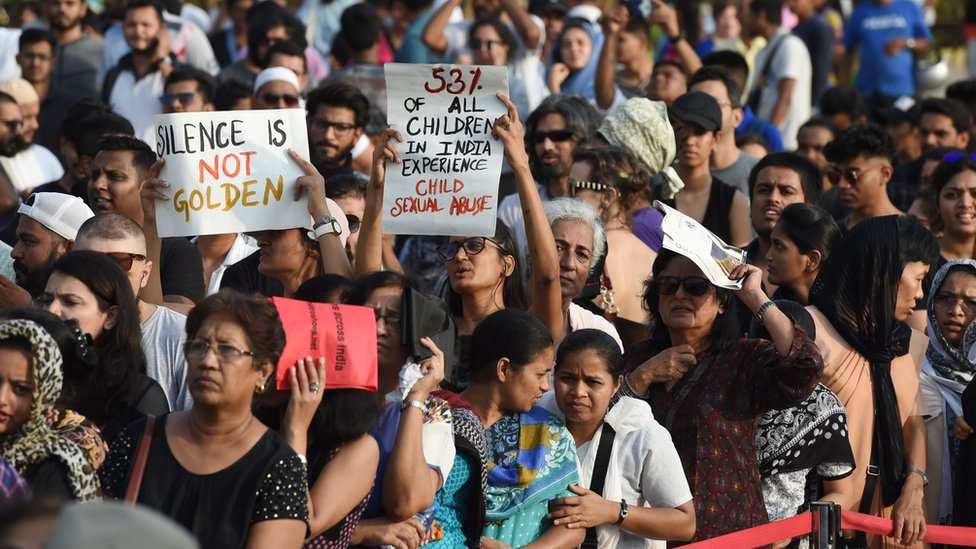 Индийские демонстранты держат плакаты во время акции протеста в поддержку жертв изнасилования.