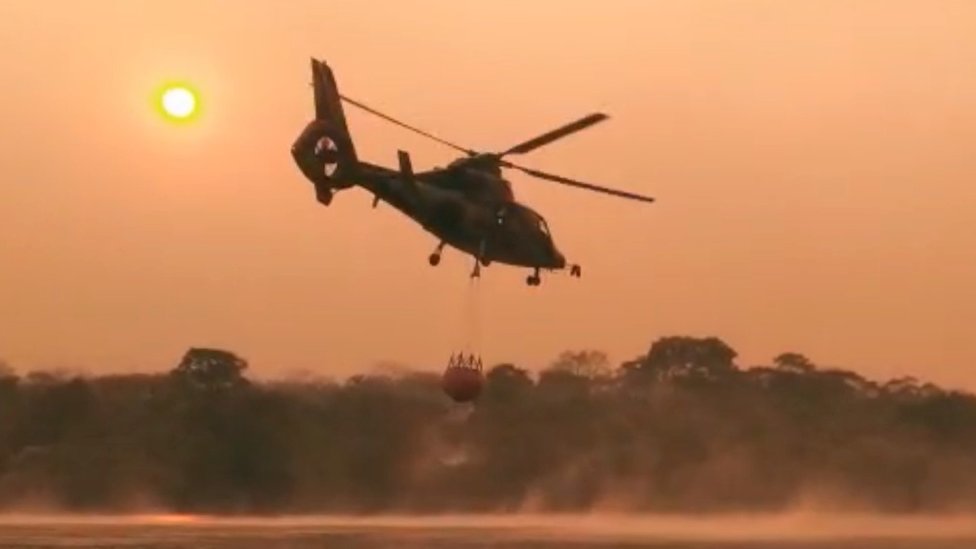 Helicóptero luchando contra el fuego en Bolivia. Helicóptero luchando contra el fuego en Bolivia.