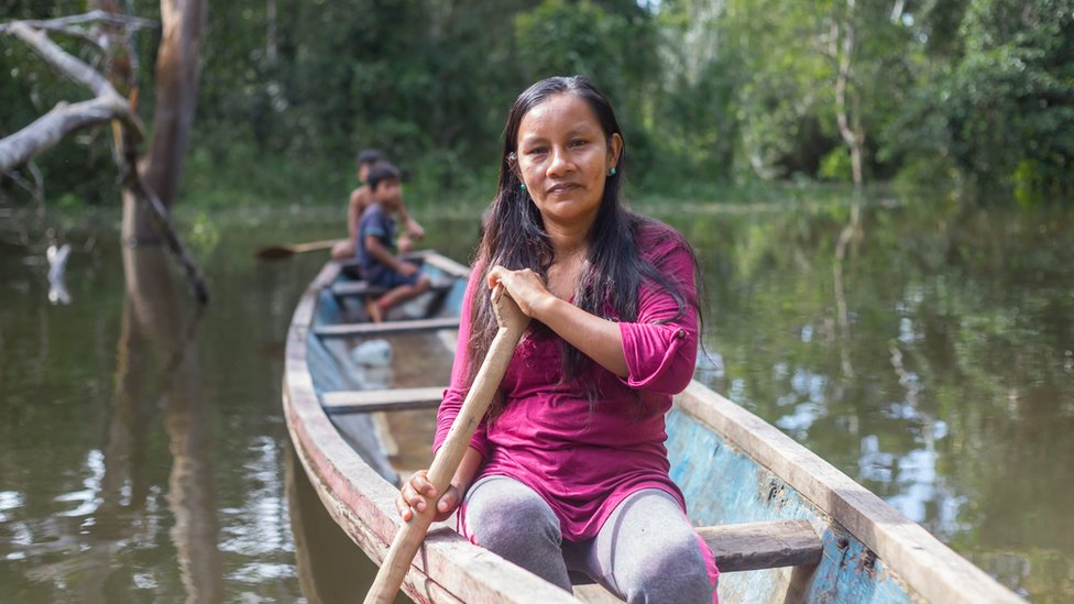 Liz Chicaje Churay en una barca en el río Ampiyacú